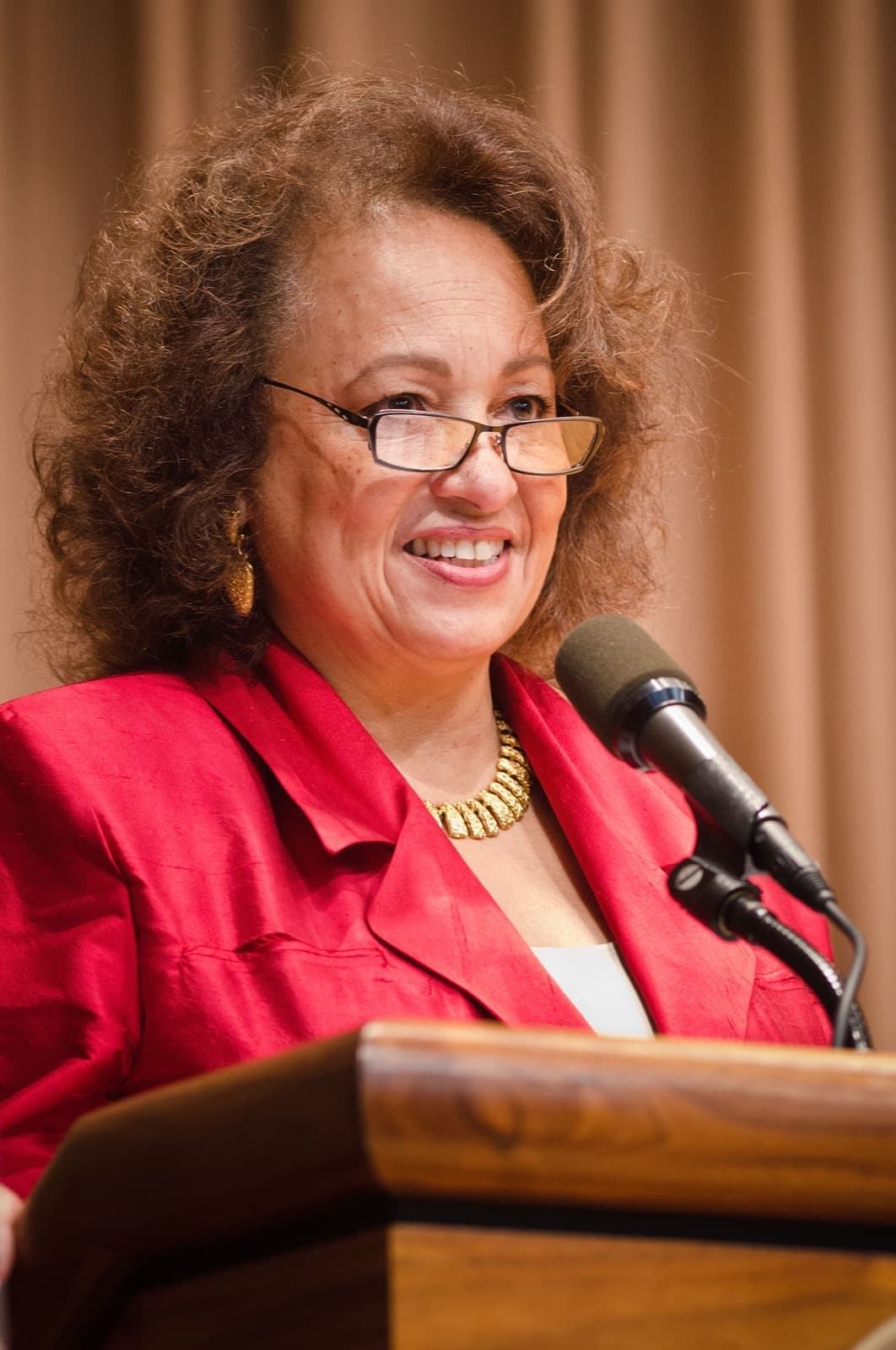 Daphne Maxwell Reid at a lectern, smiling