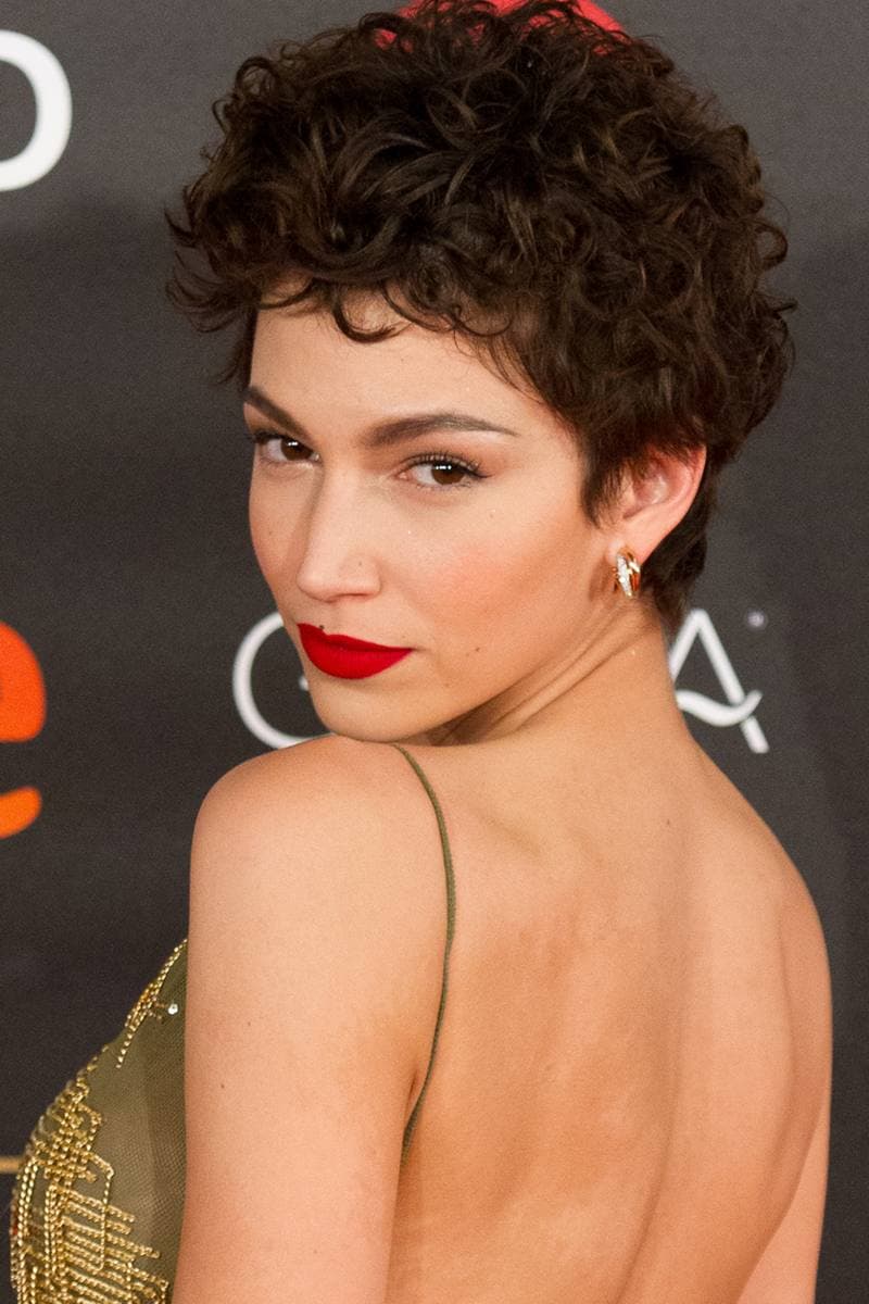 Úrsula Corberó, smiling, with dark hair