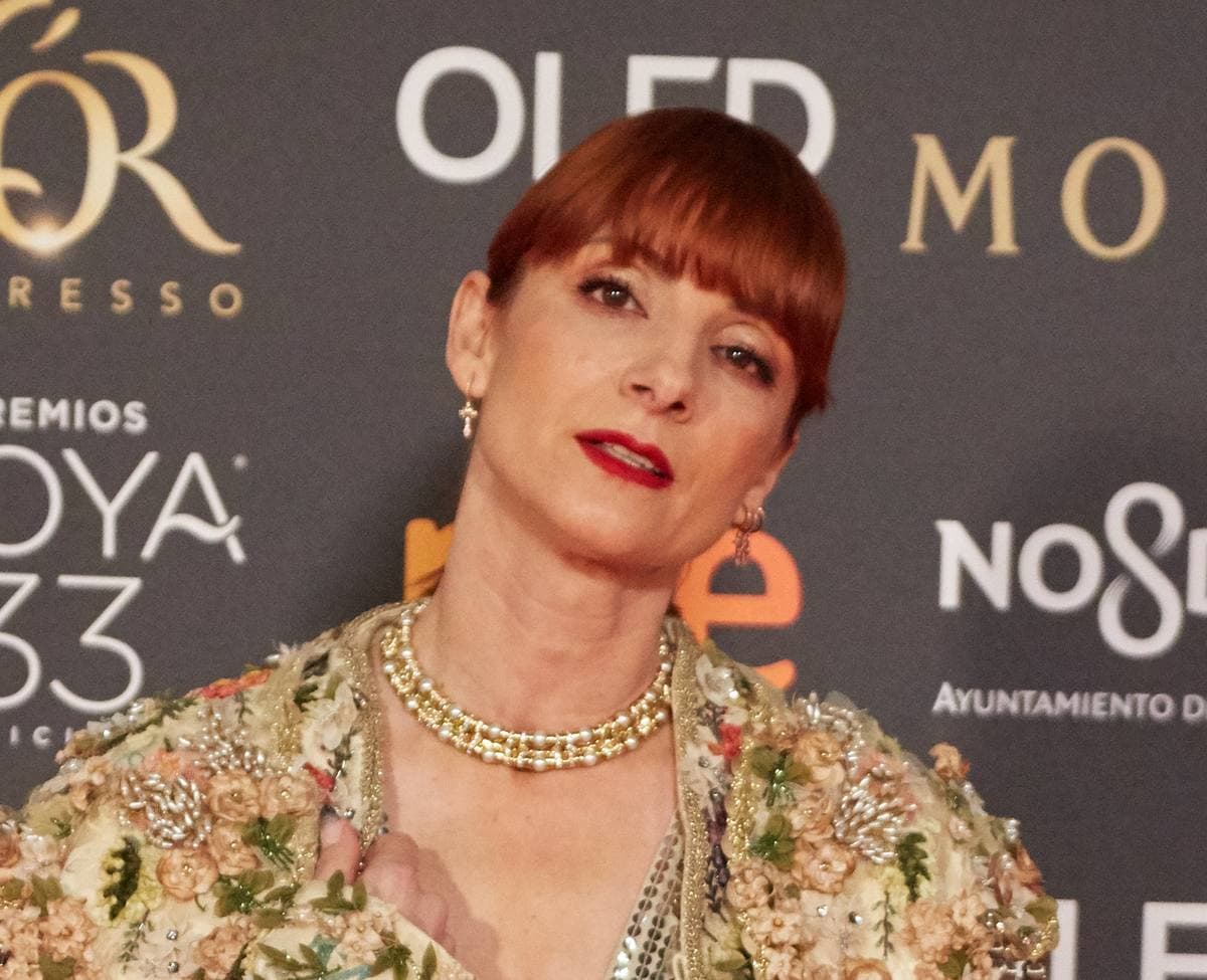 Najwa Nimri with short red hair