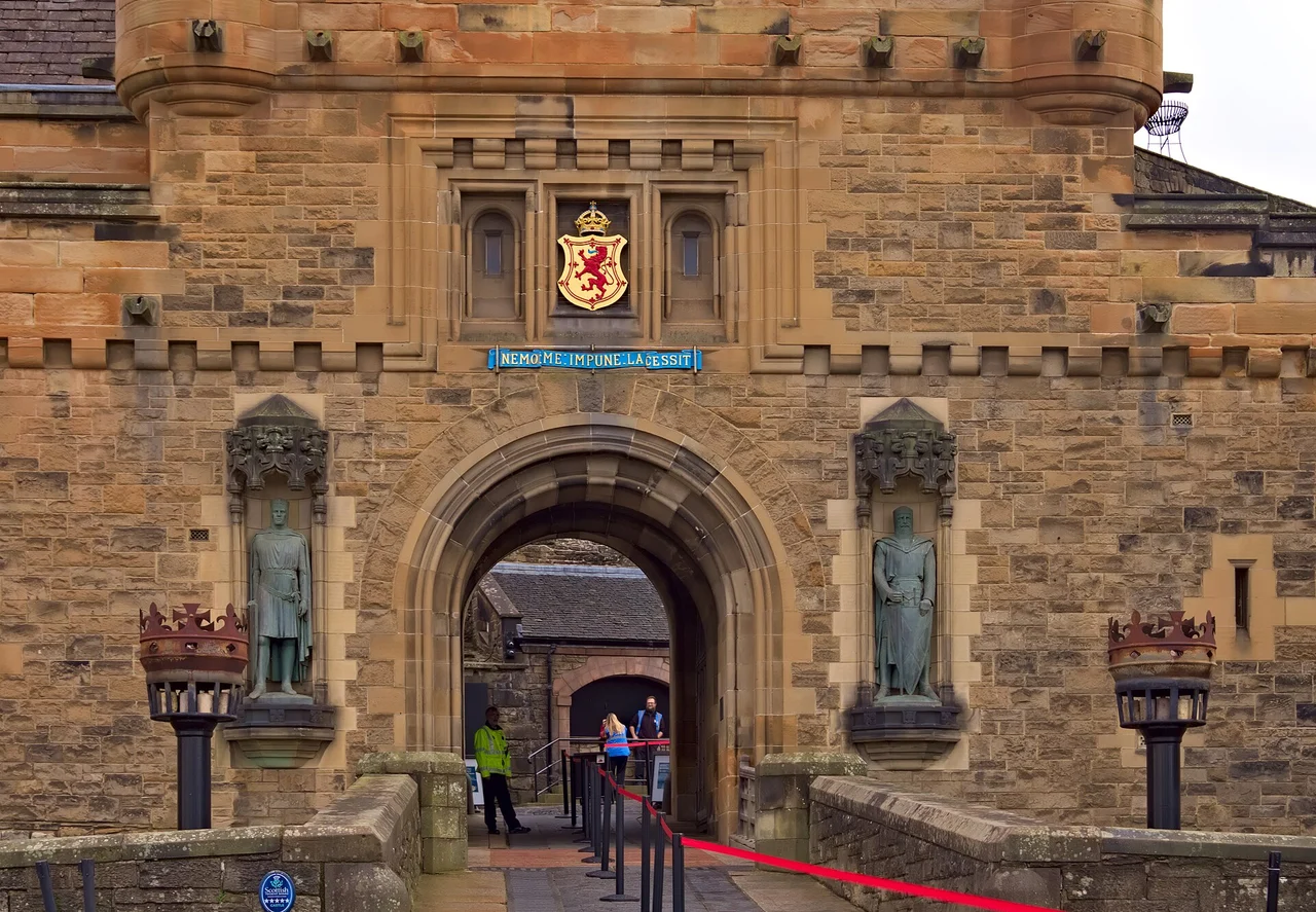 Stone bridge and gatehouse at Edinburgh Castle in 2021