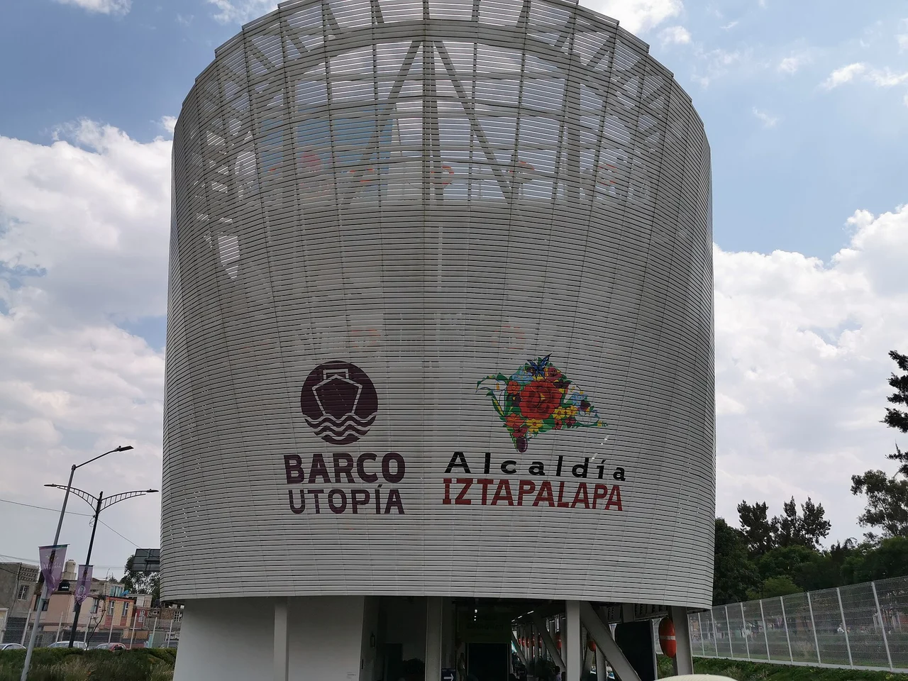 Barco UTOPÍA exterior and named façade in Iztapalapa in 2023