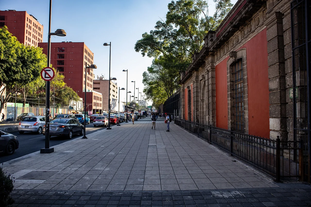Biblioteca de México frontage along Avenida Balderas at La Ciudadela