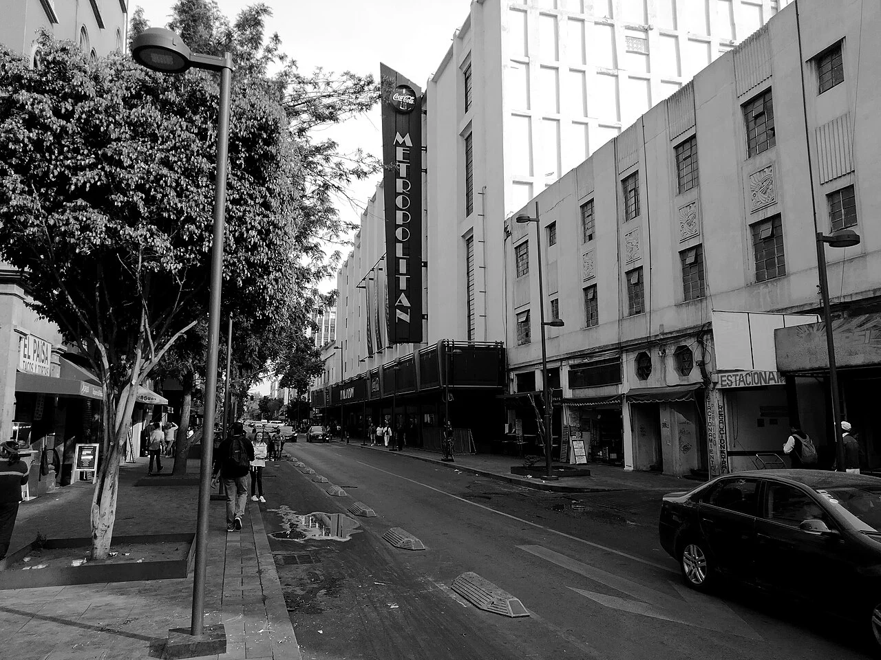 Black-and-white view of Teatro Metropolitan on Calle Independencia