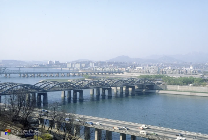 Historic undated view of Hangangdaegyo steel arches and the Han River, with AKS source marks retained.