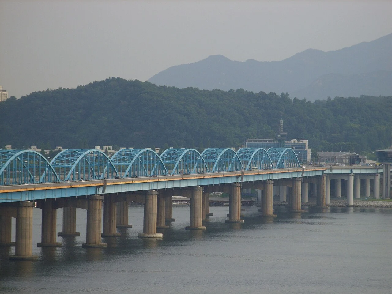 Dongjak Bridge across the Han River with wooded hills behind, Seoul, in August 2010; wider context, not an identified filming position