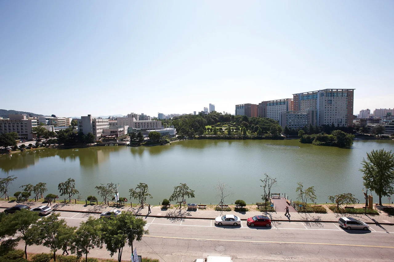 Ilgam Lake and its tree-lined banks at Konkuk University in 2011