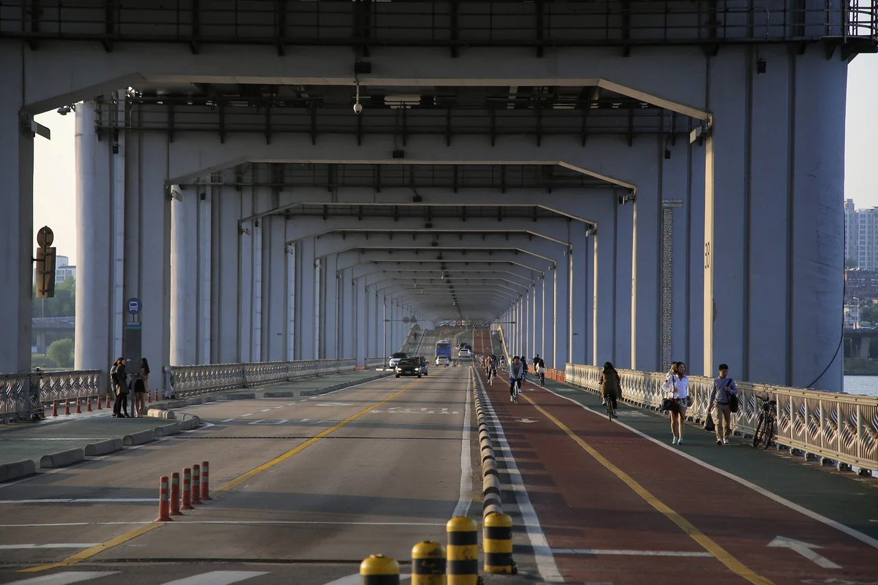 Cyclists and walkers on the low Jamsugyo deck beneath the Banpo Bridge structure, 2014