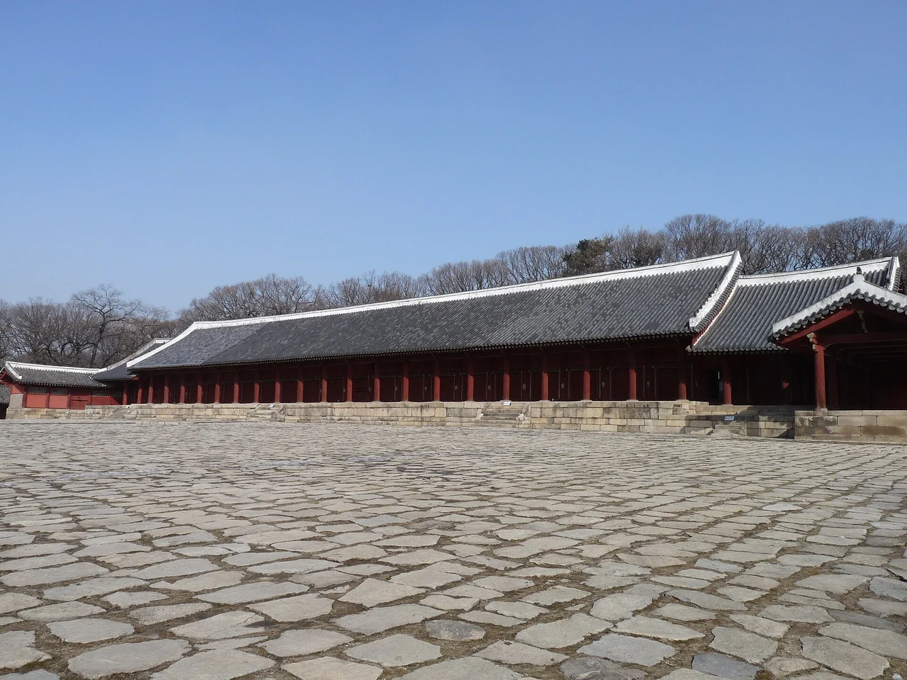 Jeongjeon hall and courtyard at Jongmyo Shrine
