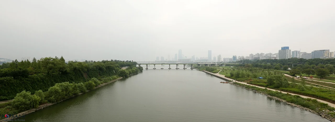 Summer view of the Han River from Seonyudo Park