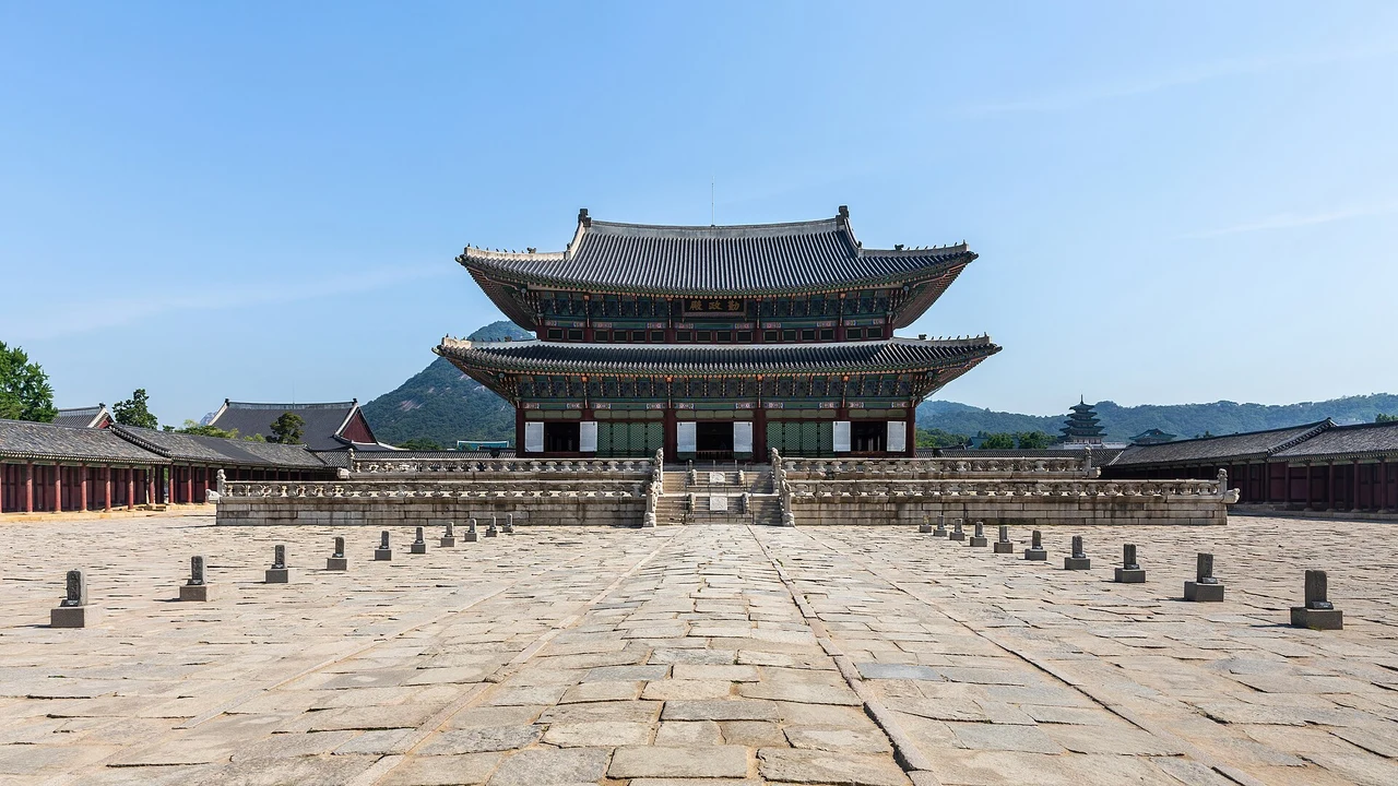 Geunjeongjeon hall and courtyard at Gyeongbokgung, Seoul