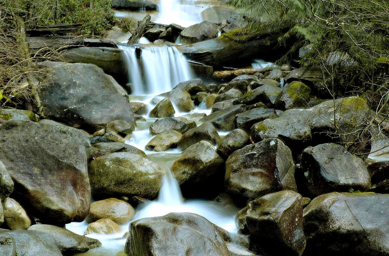 Small lower cascades among rocks at Shannon Falls