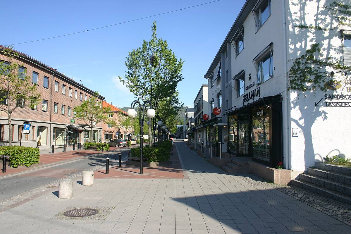 A pedestrian shopping street in the centre of Asker