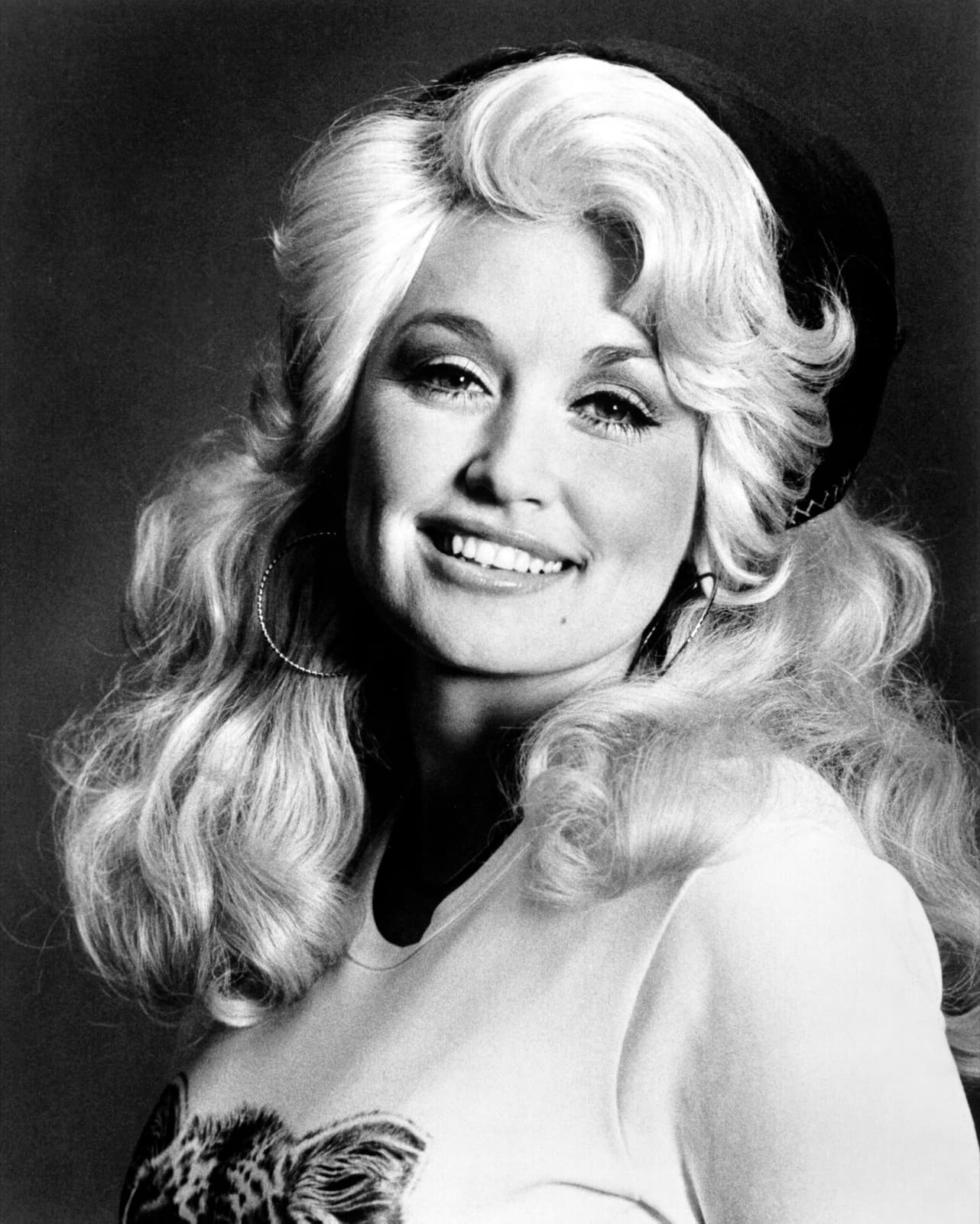 Dolly Parton smiling, with a tall blonde bouffant, in a 1970 RCA Records press portrait