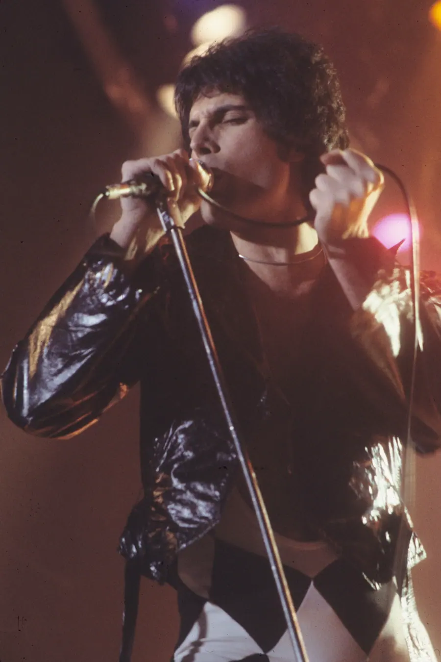 Freddie Mercury performing with Queen in New Haven, 1977