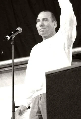 Pete Postlethwaite
