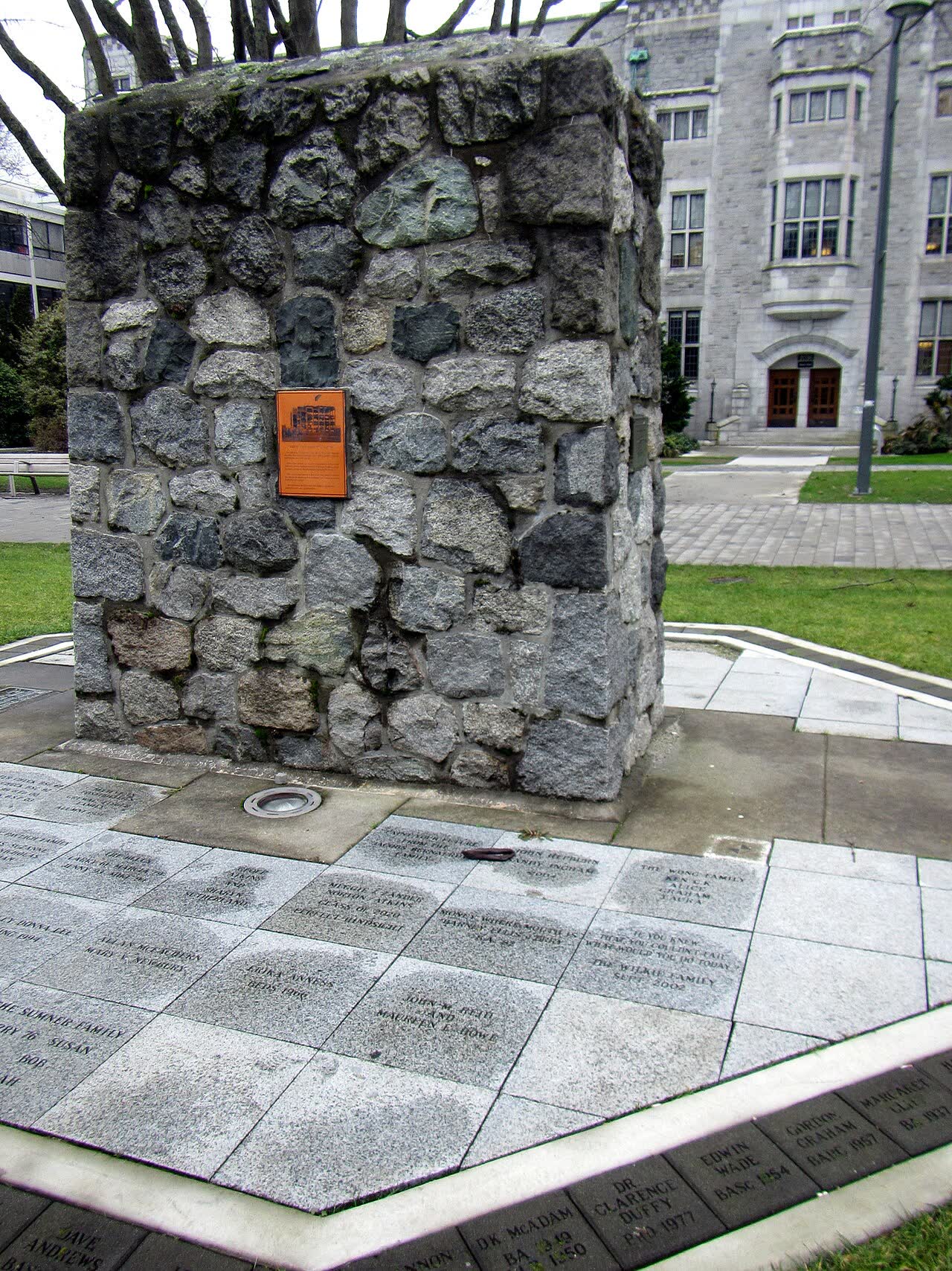 Alumni commemorate in UBC - Anciens élèves commémorent en l'UCB - panoramio