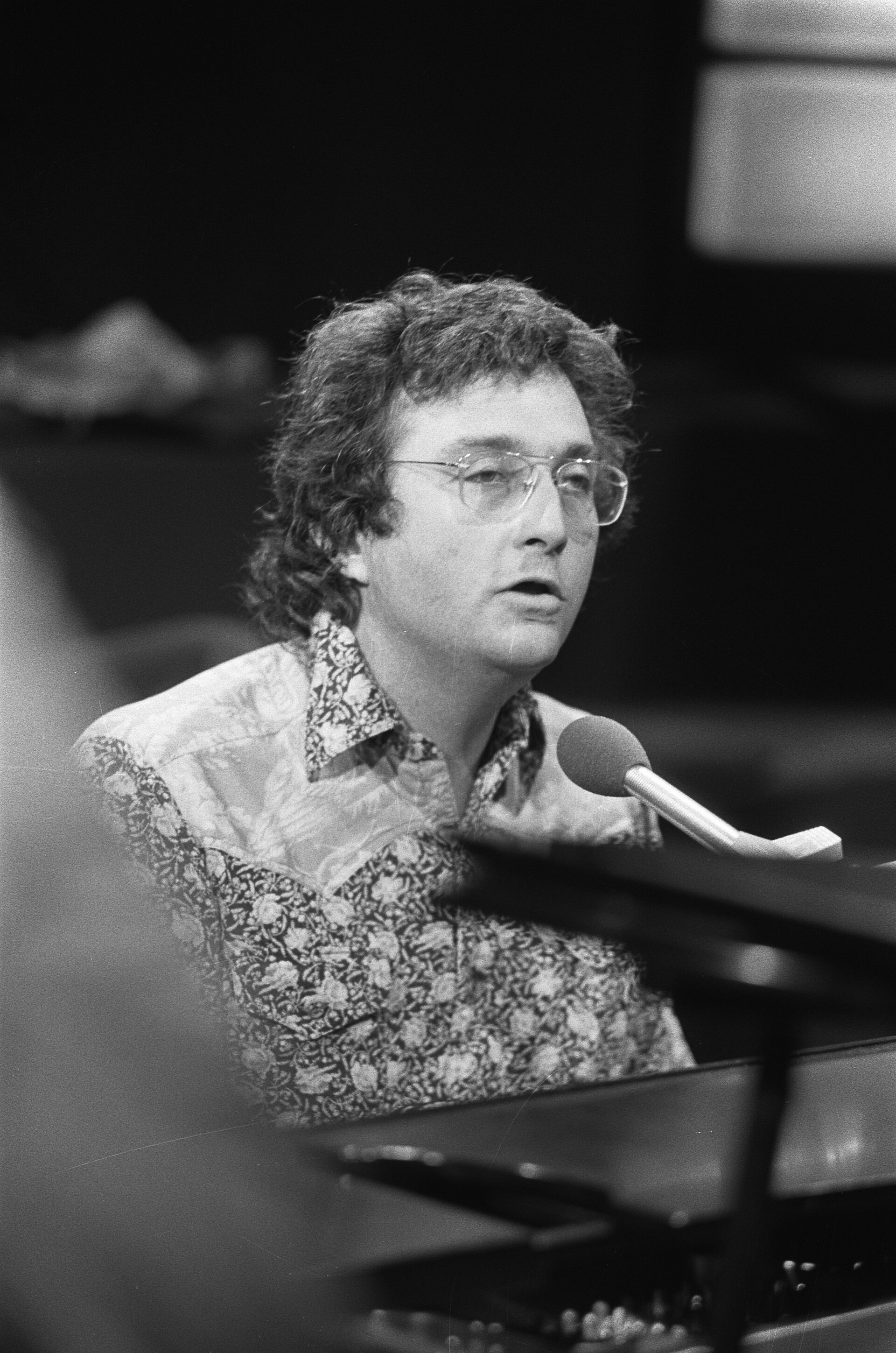 Randy Newman performing for Dutch television in 1975